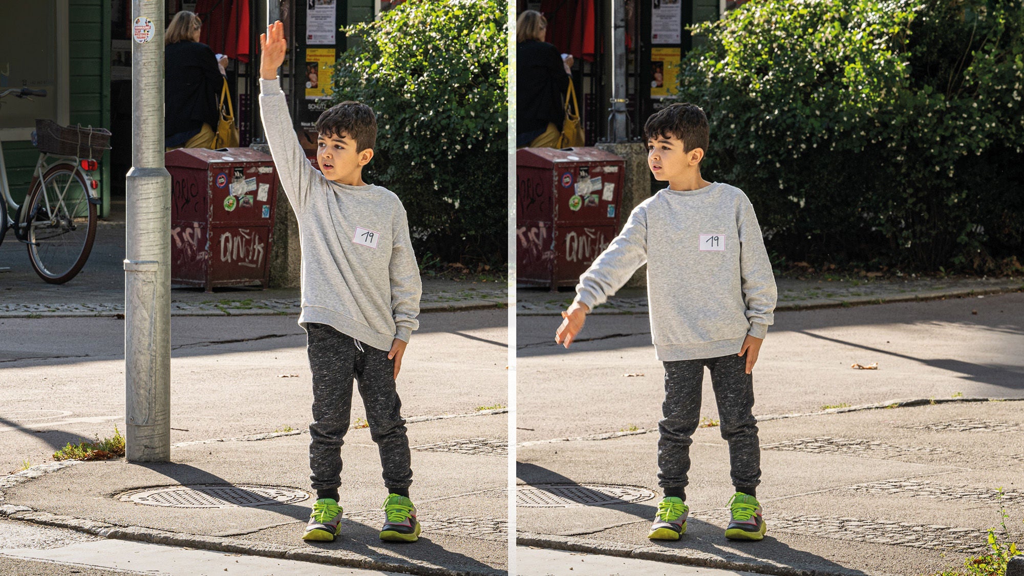 ein Kind steht am Straßenrand, am ersten Foto hebt er den rechten Arm hoch am zweiten senkt er ihn ab