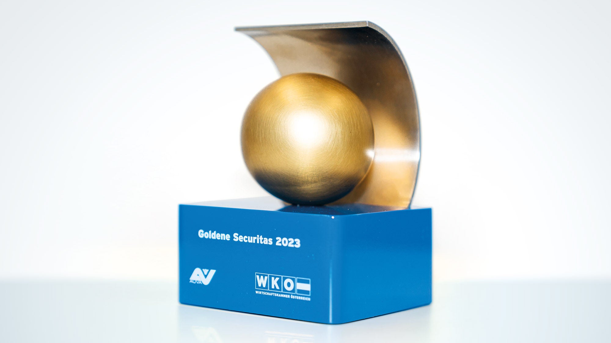 der Pokal der Goldenen Securitas 2023, ein goldener Ball auf blauem Sockel