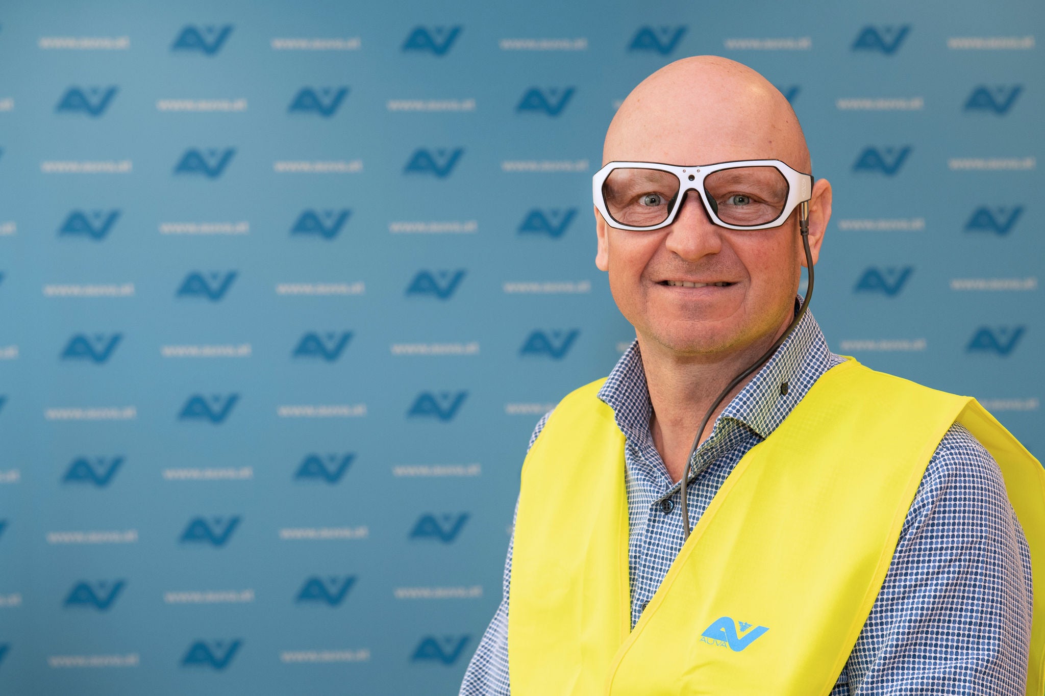 Mann trägt Brille