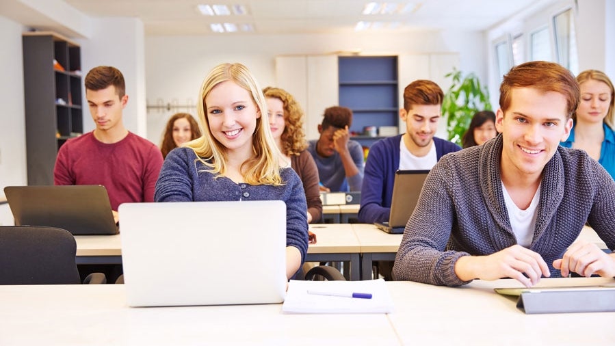 Studierende im Klassenraum