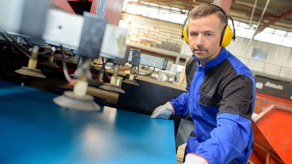 Arbeiter mit Gehörschutz
