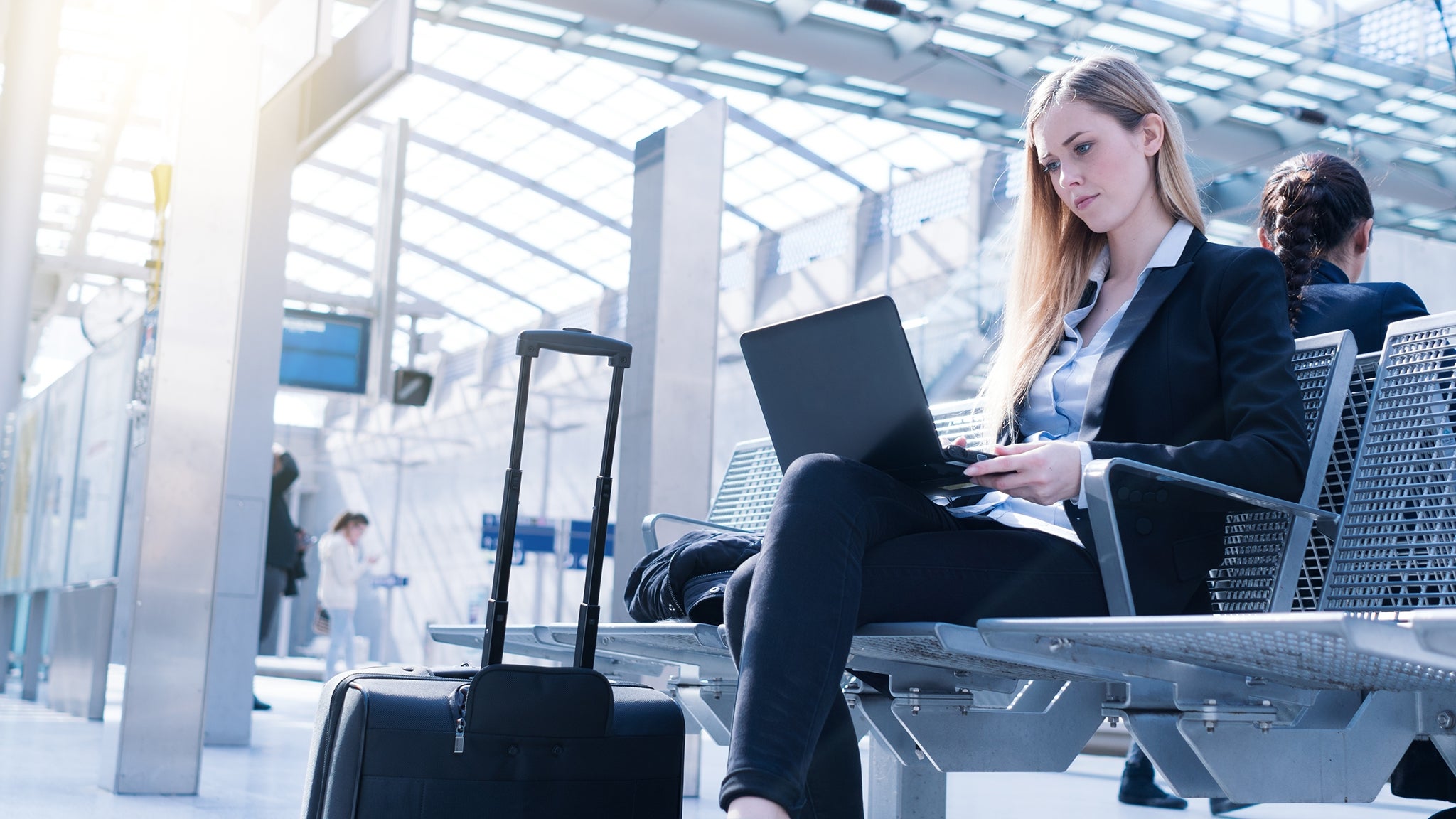 Geschäftsfrau am Flughafen
