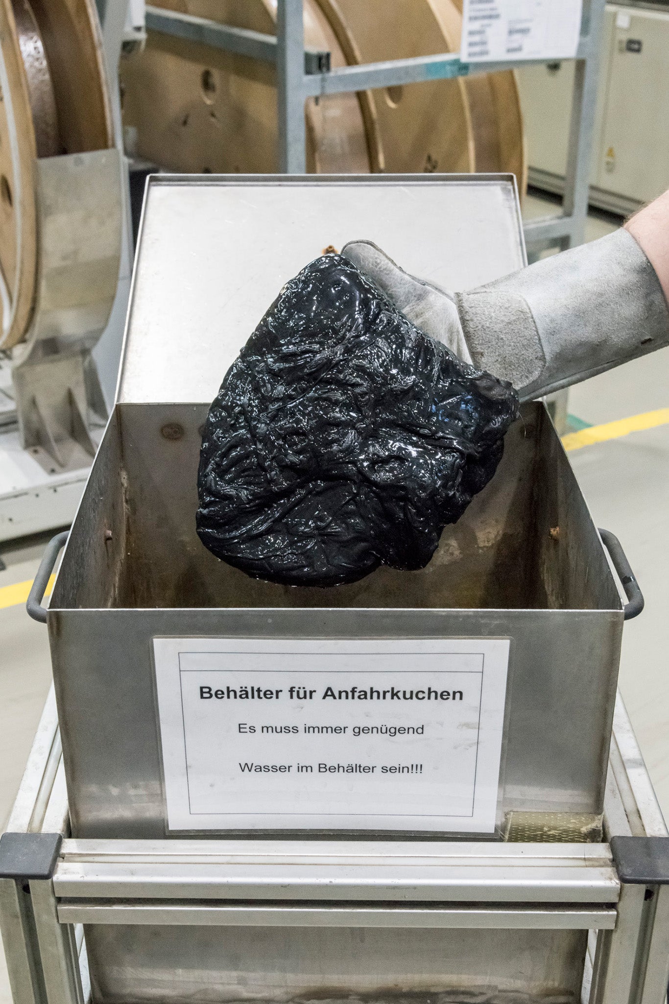 Beim Freispritzen der Düse bildet der geschmolzene Kunststoff einen Spritz- oder Anfahrkuchen, der Formaldehyd ausdampft.