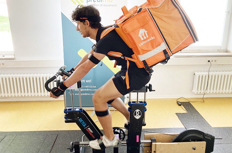 Proband auf einem Fahrrad-Ergometer mit Beschleunigungssensoren bei einer wissenschaftlichen Belastungsuntersuchung