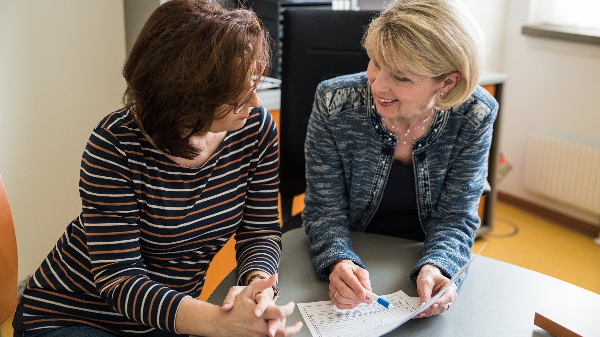 Dr. Silvia Glaser MSc in einer Unterhaltung