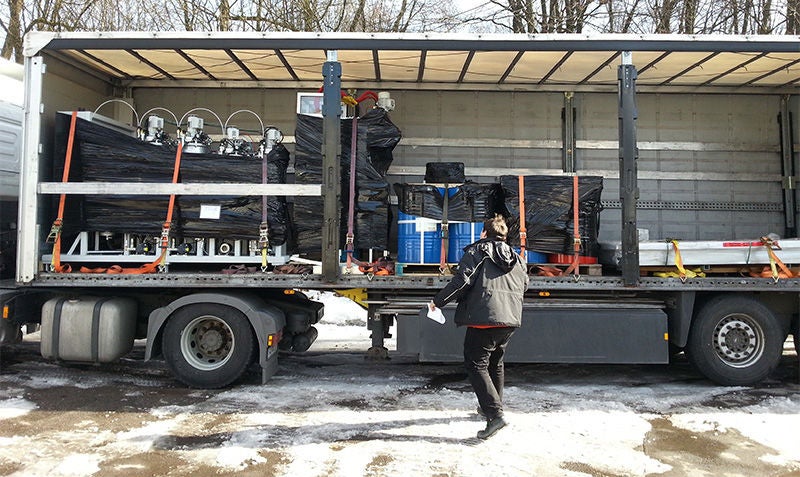 Eine Person prüft das Ladegut auf einem Sattelschlepper