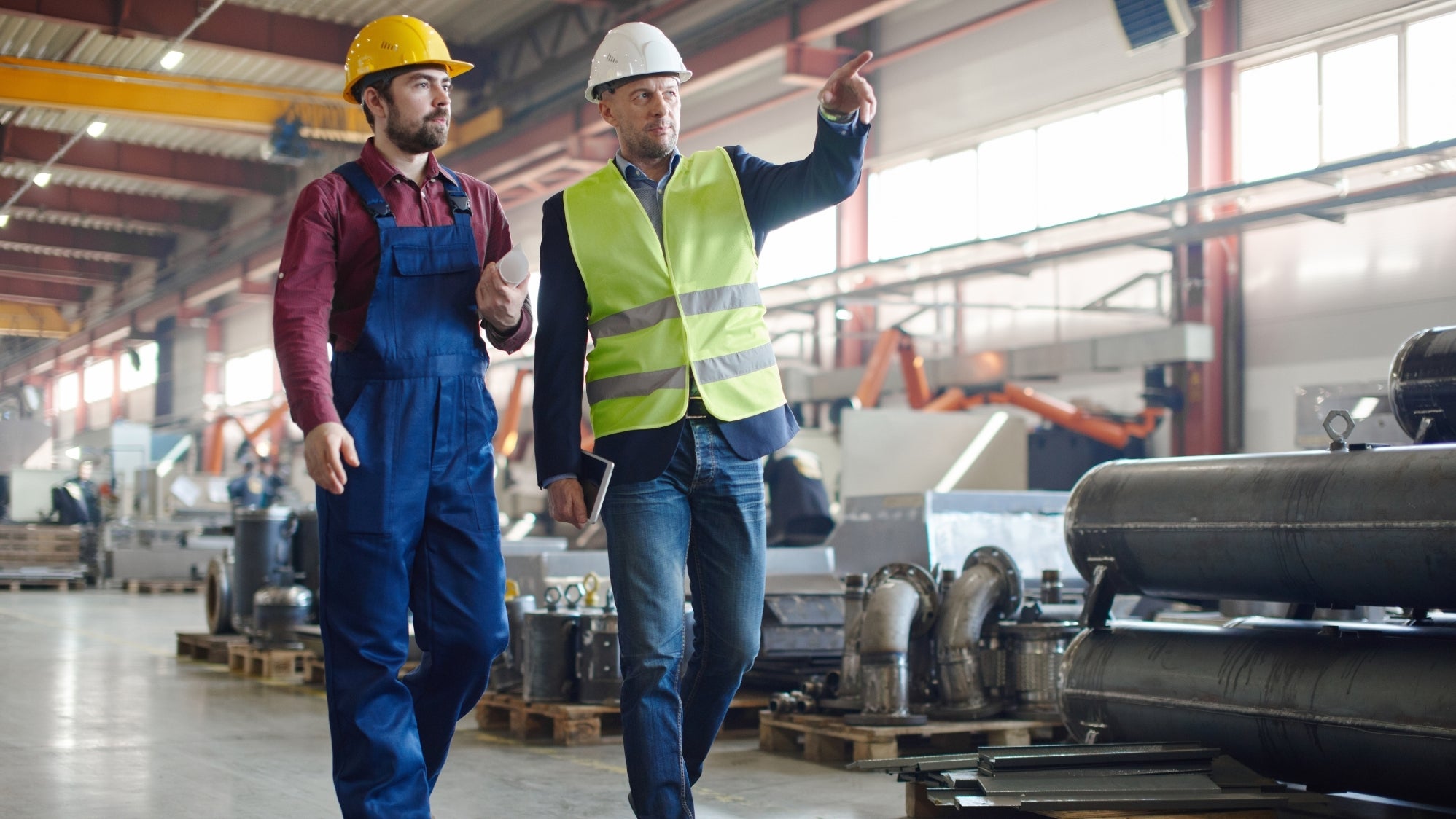Arbeiter führt Inspekteur während Arbeitsinspektion herum