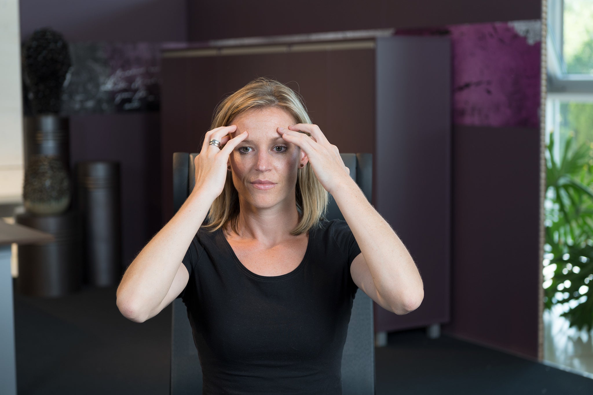 Frau hält beide Hände an Stirn