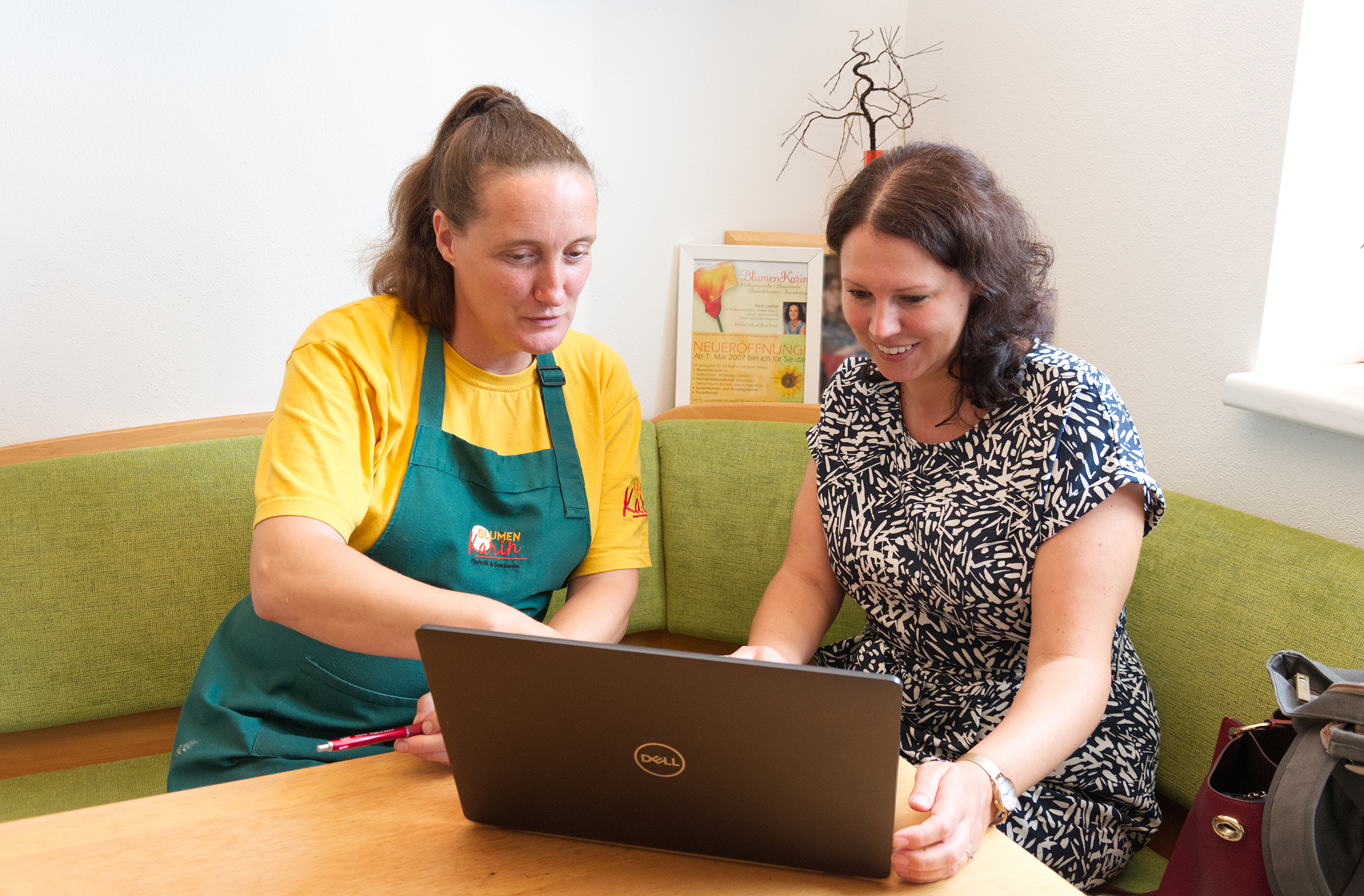 Karin Pelz sitzt zusammen mit einer AUVA Mitarbeiterin vor einem Notebook 