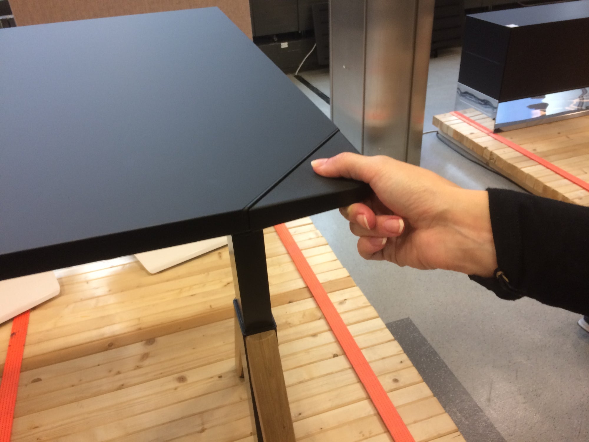 höhenverstellbarer Bürotisch aus der Nähe