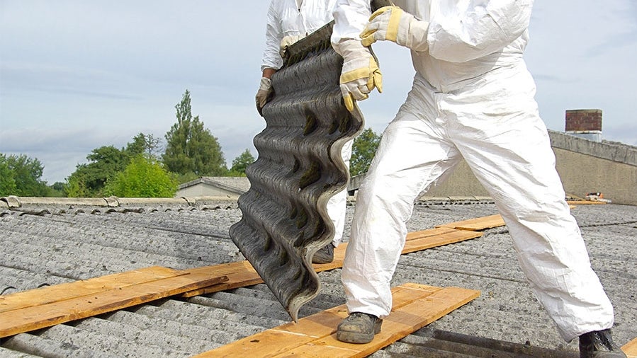Dachdecker bei der Arbeit