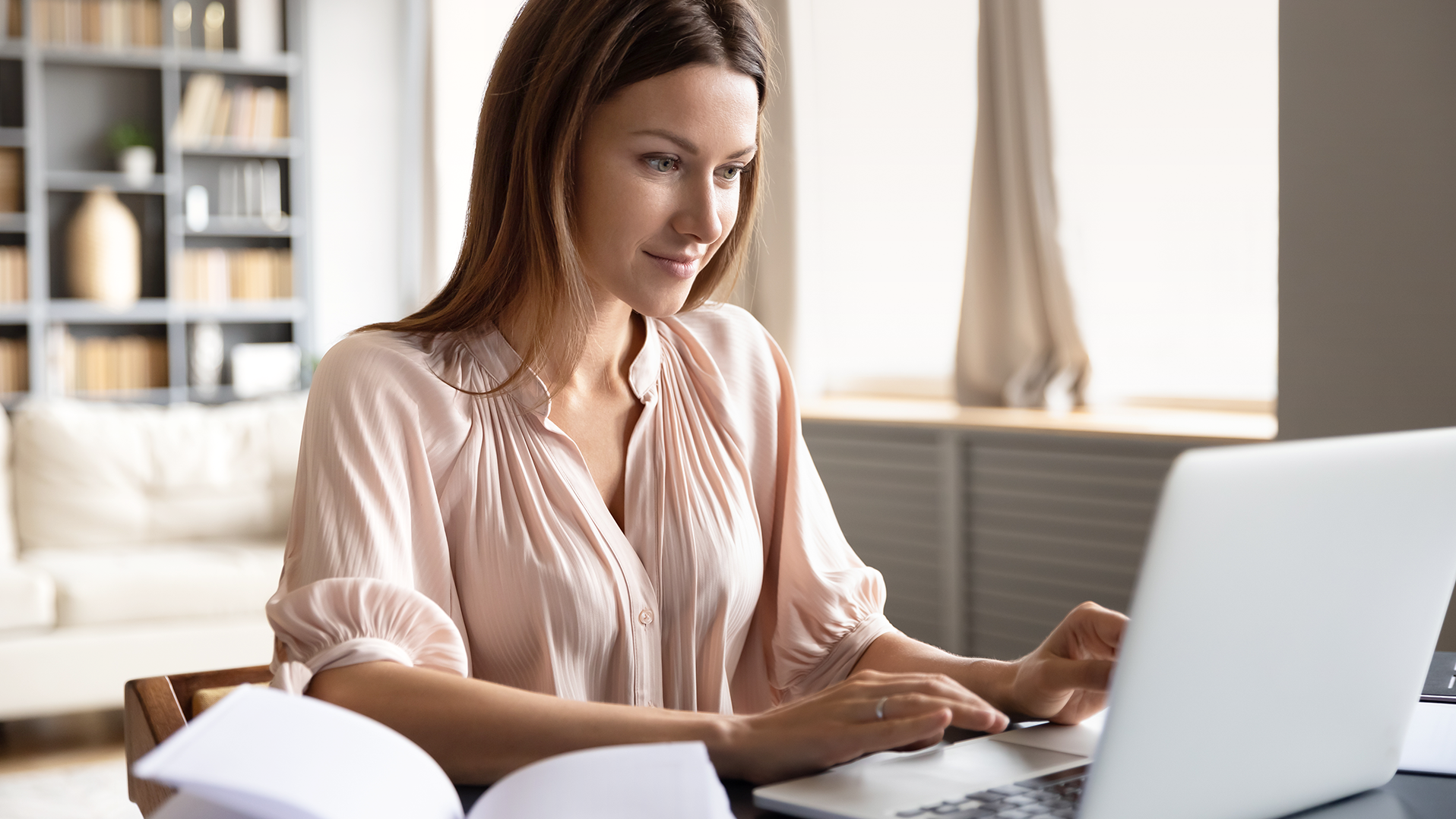 eine Frau sitzt im Homeoffice vor ihrem Notebook