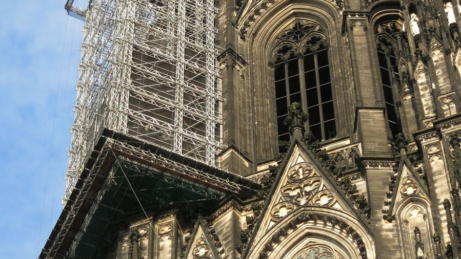 Kölner Dom mit einem Hängegerüst