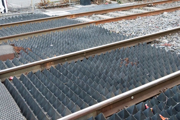 Gummipaneele zwischen Bahnschienen