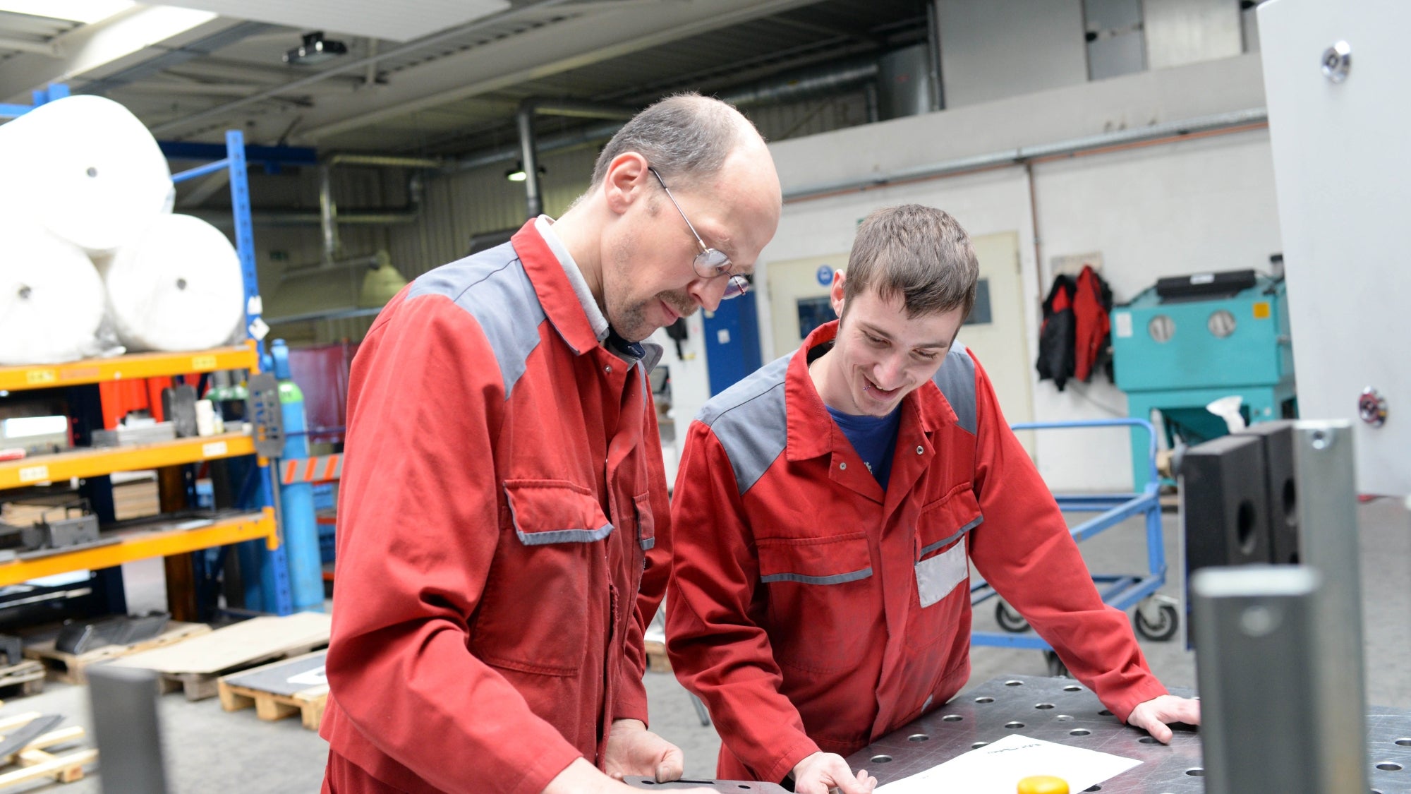 zwei Arbeiter besprechen sich miteinander