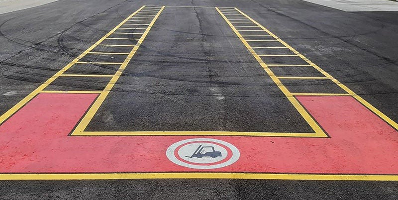 ein rot und gelb eingerahmter Parkplatz