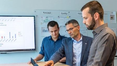 Ralph Faltinger im Gespräch mit beiden Sicherheitsfachkräften