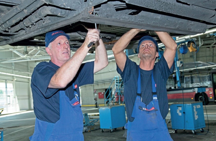 Wiener Linien Arbeiter reparieren einen Bus