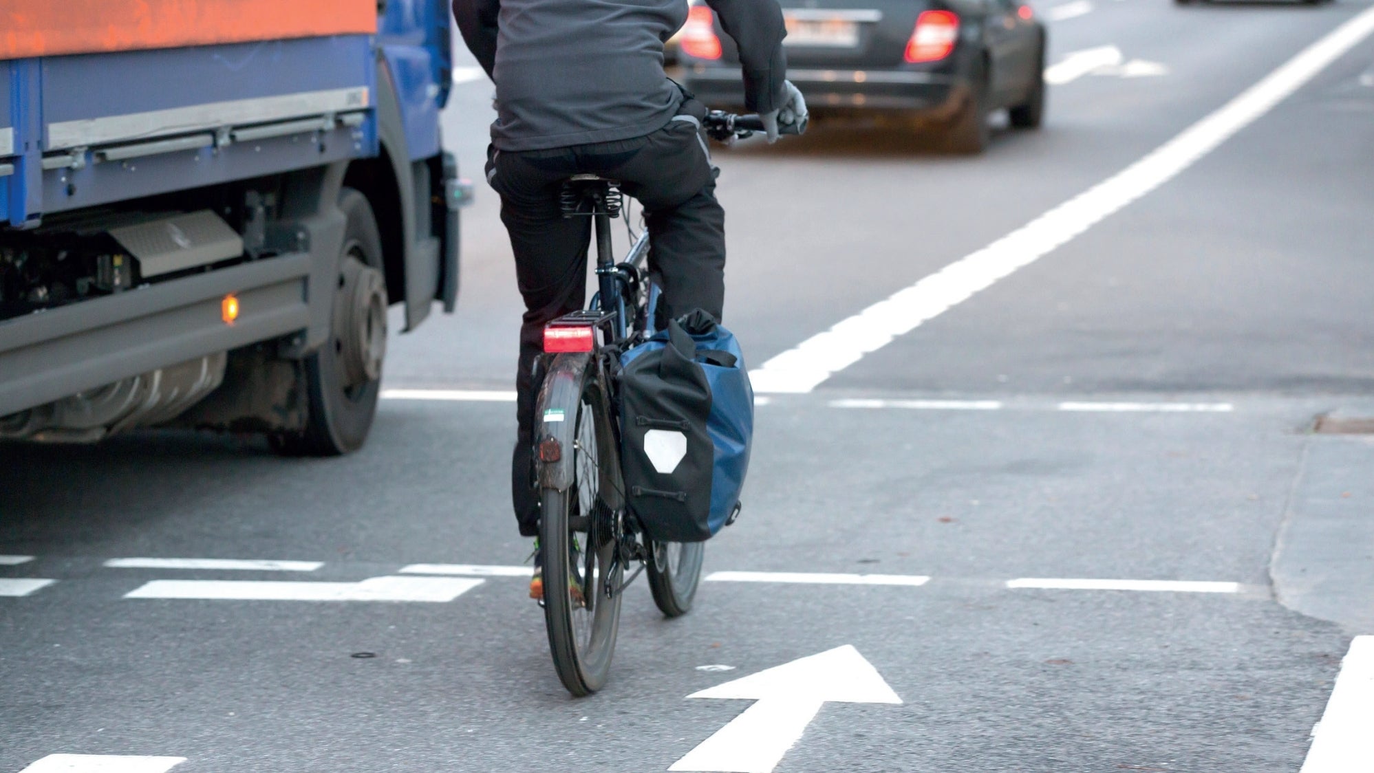 Fahrradfahrer auf einer Fahrradspur