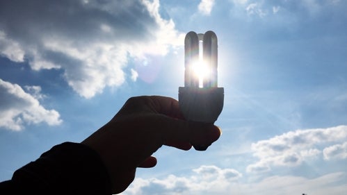 Glühbirne gegen die Sonne gehalten