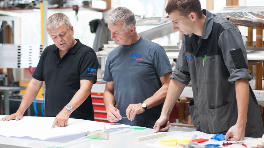 Willy Salzgeber bei der Ausbildung anderer Mitarbeiter