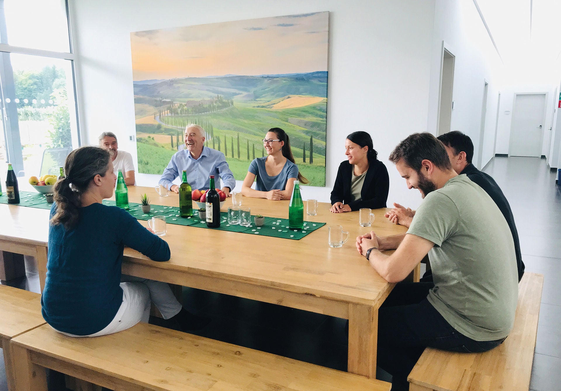 Gemeinschaftsraum mit einem großzügig angelegten Besprechungstisch