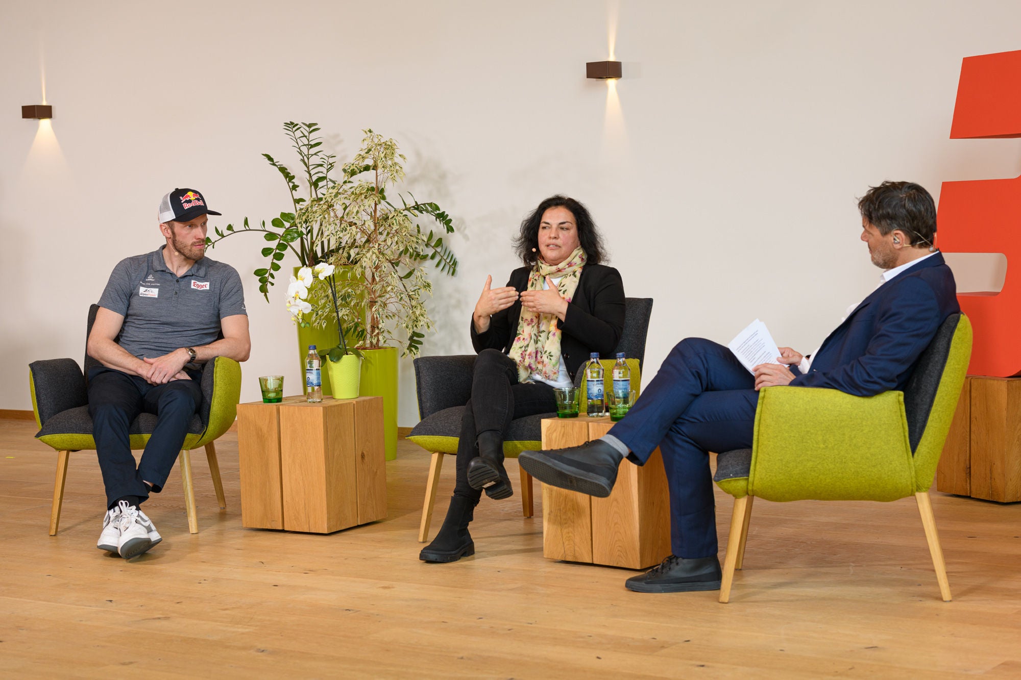 Dr. Isabel Kaufmann (AUVA) im Talk „Psyche und Körper“ mit Moderator Stefan Steinacher (re.) und dem ehemaligen Weltklasse-Biathleten Dominik Landertinger (li.)