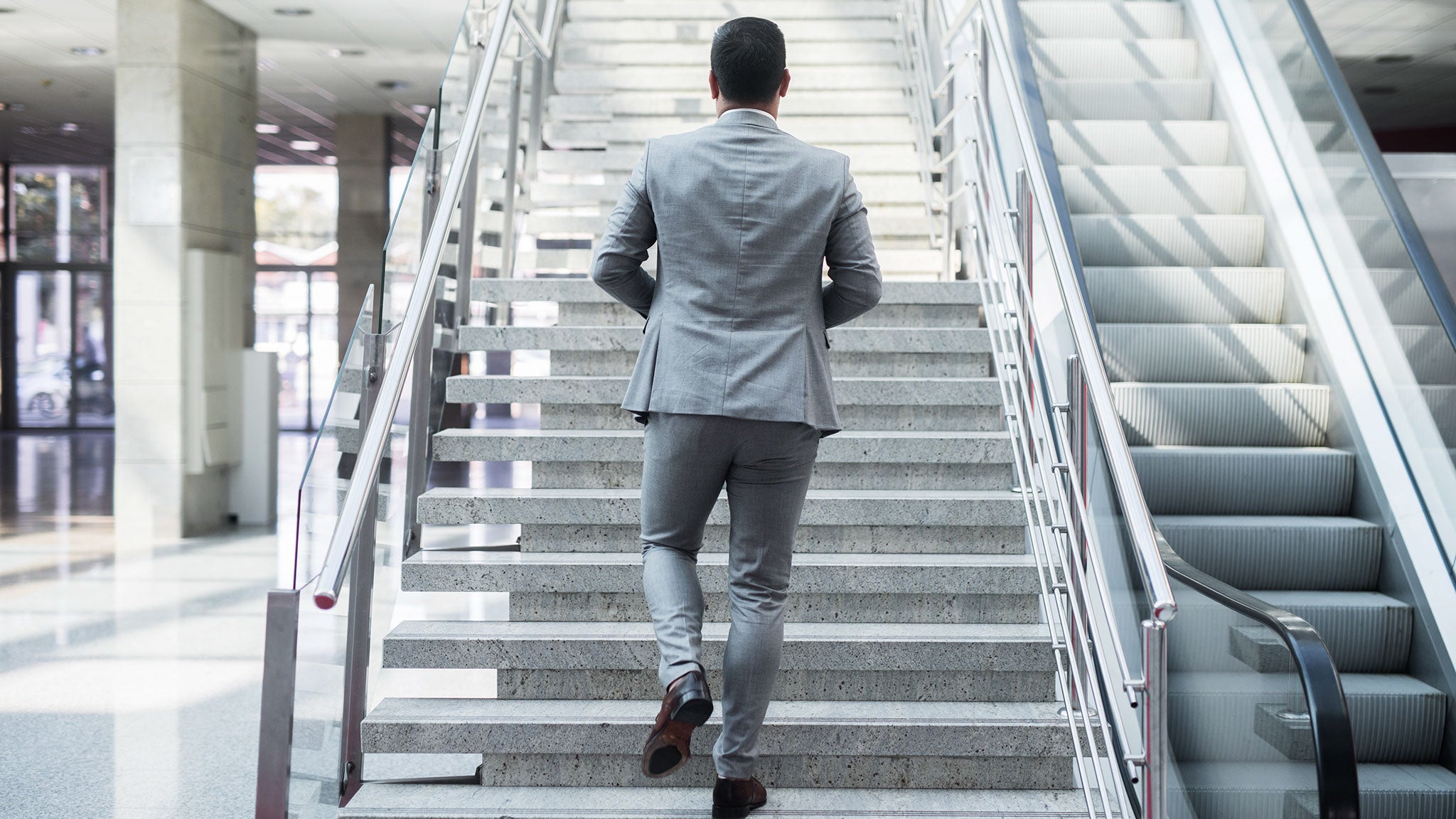 Ein Businessman steigt eine Treppe hinauf