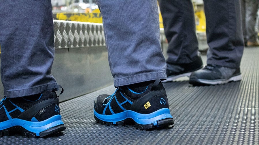 Schuhe bei Steharbeit