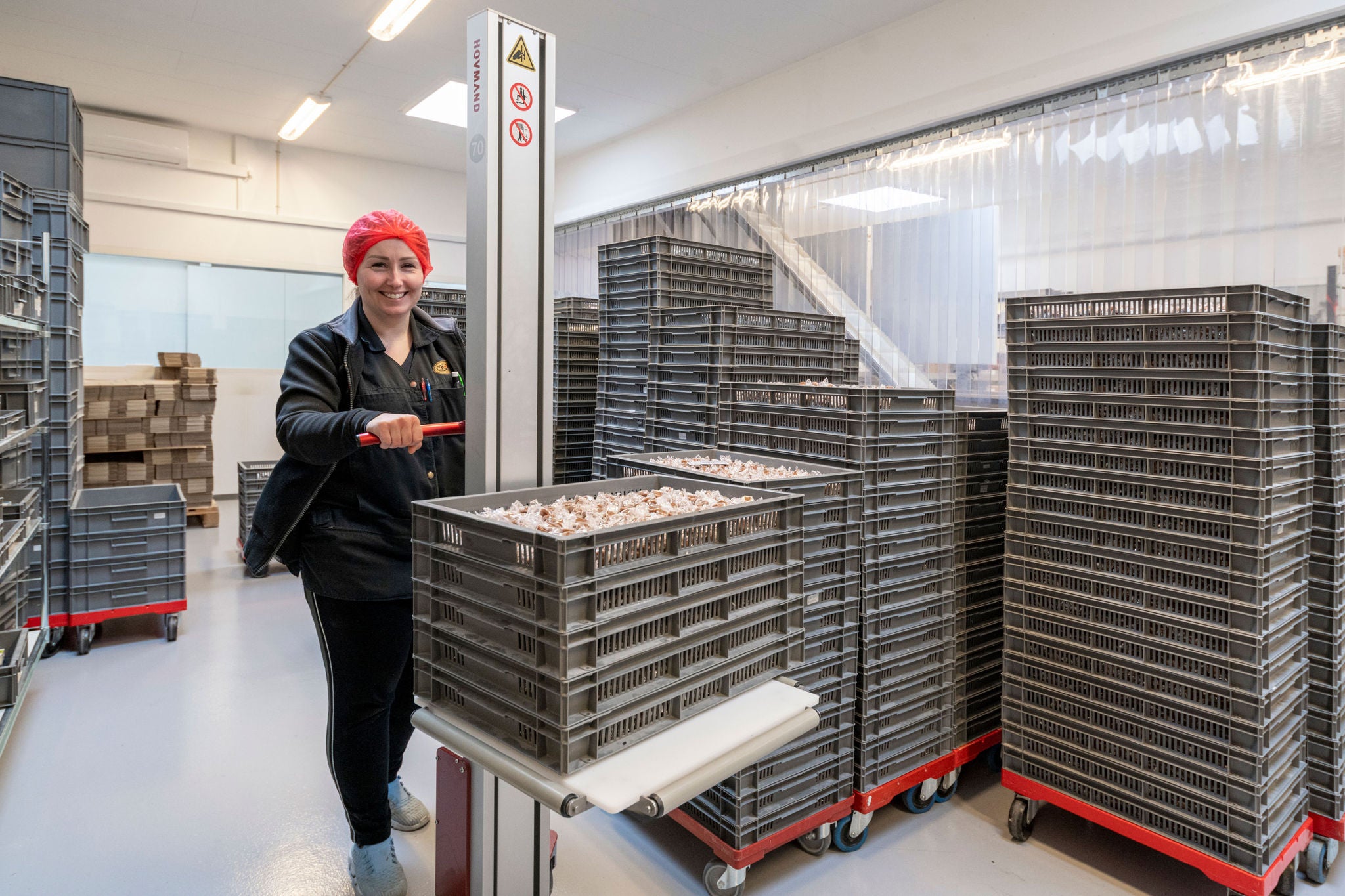 Ergonomisch und effizient: Mit den Hebelösungen von Hovmand werden mehrere Verpackungskisten von einer Person allein transportiert, ohne dass diese schwer heben muss. 