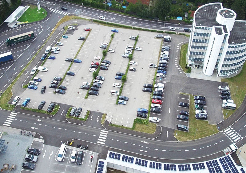 Ansicht von oben auf den Parkplatz des BMW-Werk Steyr.