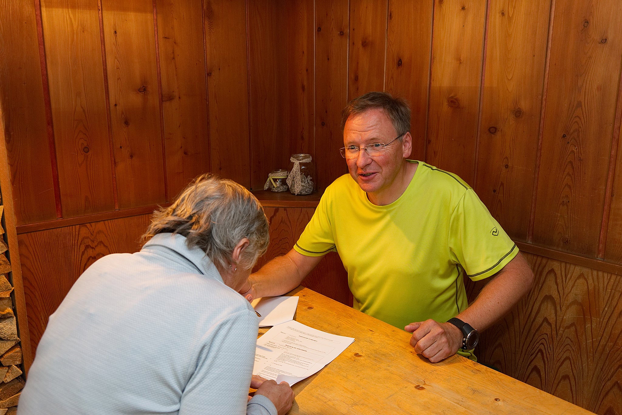 Robert Obergantschnig bei einem Beratungsgespräch
