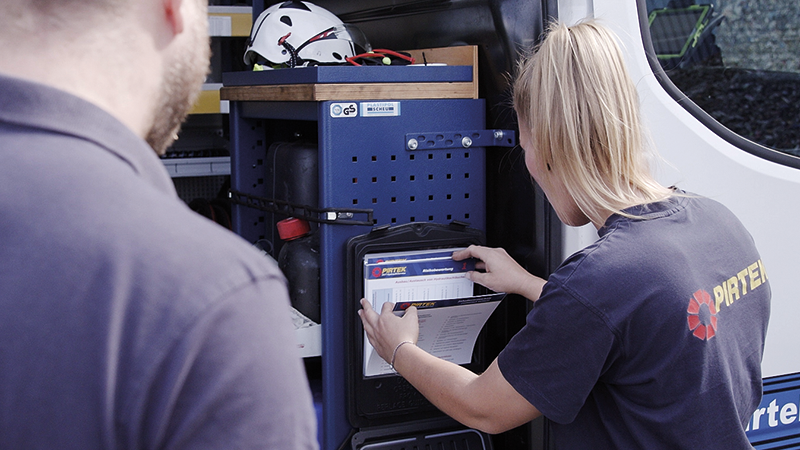 zwei Servicetechniker:innen beim Blick in die Black Box