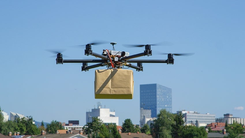 Drohne die Paket liefert