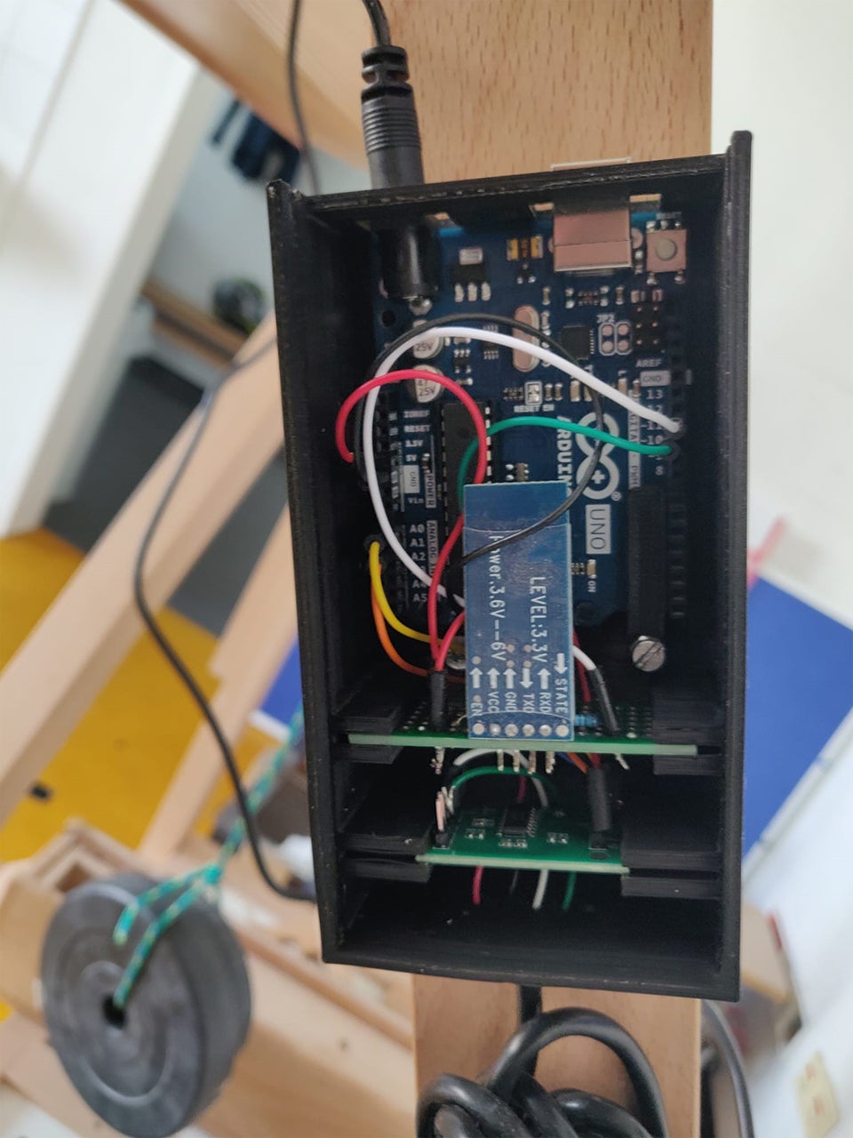an einem Holzgestellt angebrachte Elektronik
