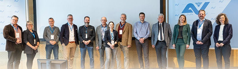 eine gruppe von Menschen, die Namen befinden sich in der Bildbeschreibung