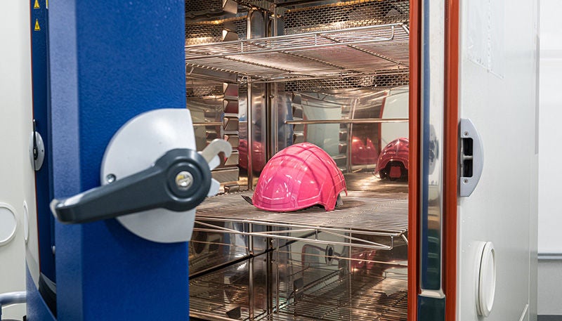 Schutzhelm liegt zu Testzwecken in einer Prüfkammer.