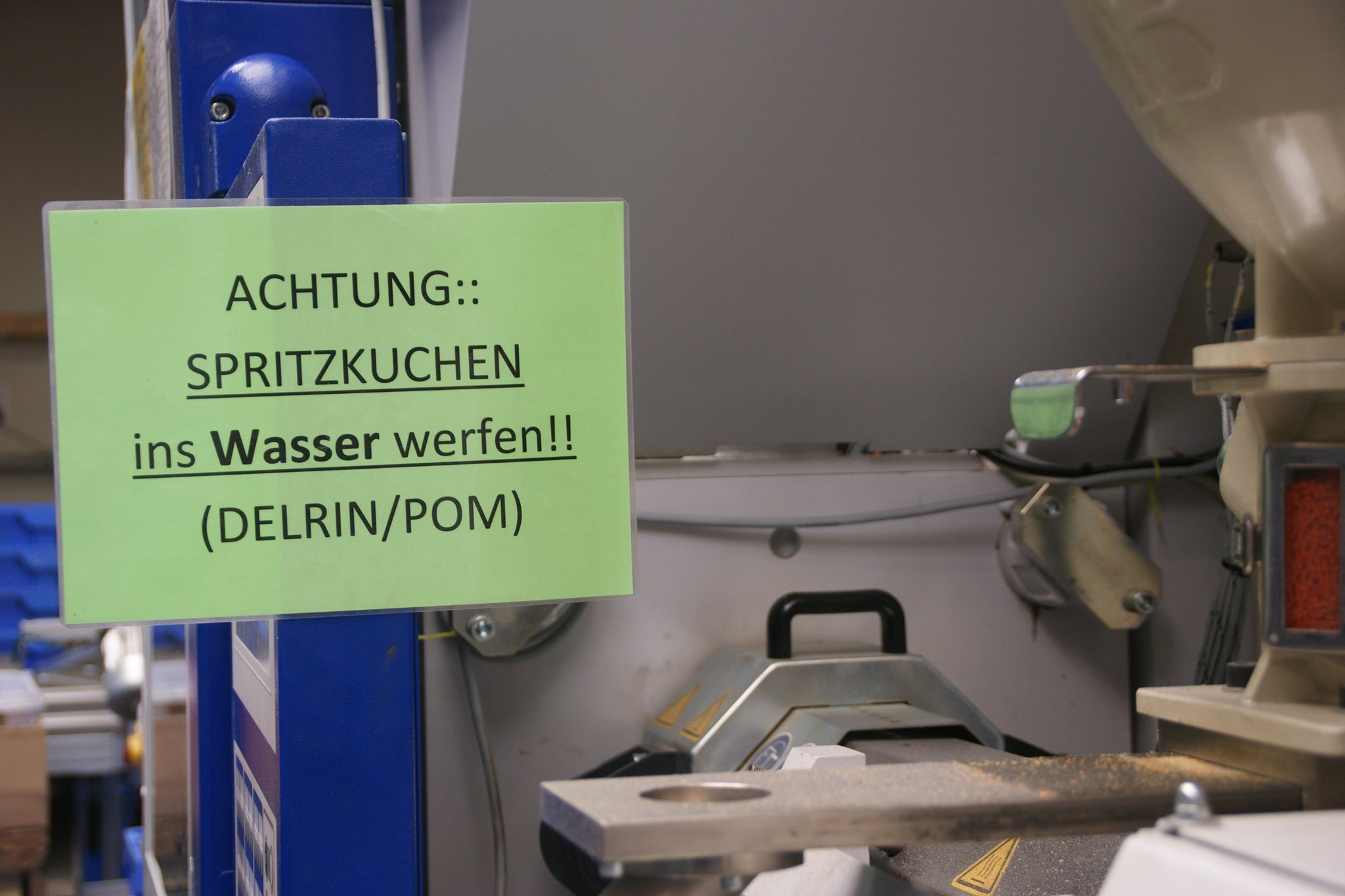Magna Auteca (li) und mack (re) haben dafür eine einfache Schutzmaßnahme: Der heiße Spritzkuchen wird in einen Kübel mit Wasser gelegt, das verhindert das Ausdampfen.