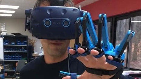 Ein Mann trägt eine VR-Brille