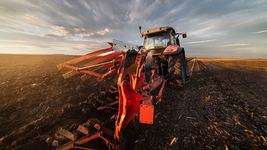 Traktor bei der Arbeit am Feld