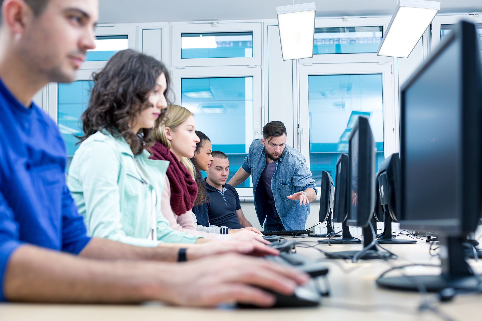 junge Leute arbeiten am PC