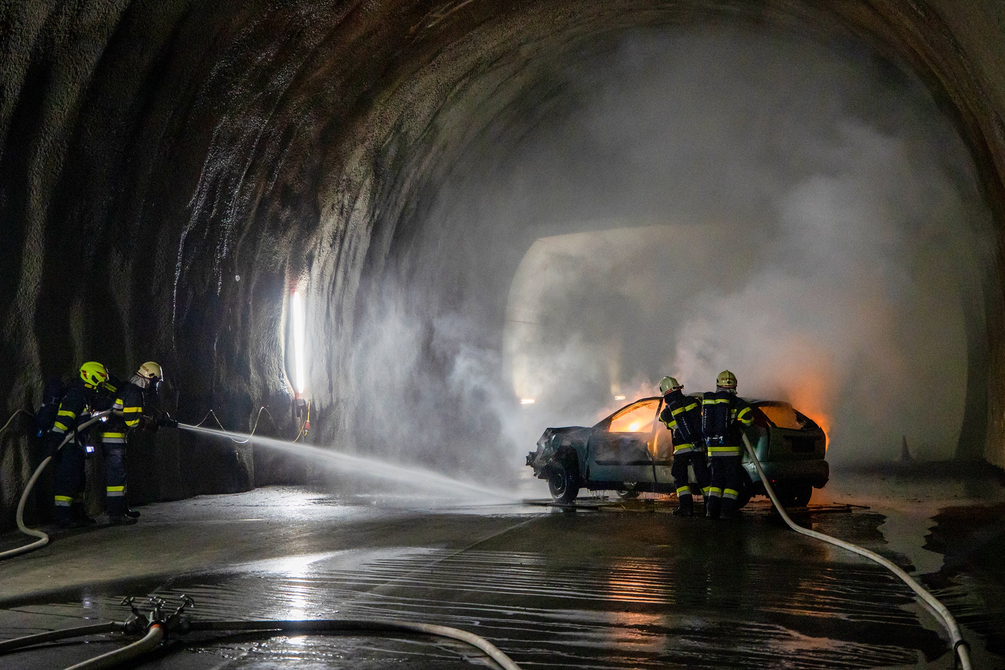Rettungskräfte löschen Autobrand