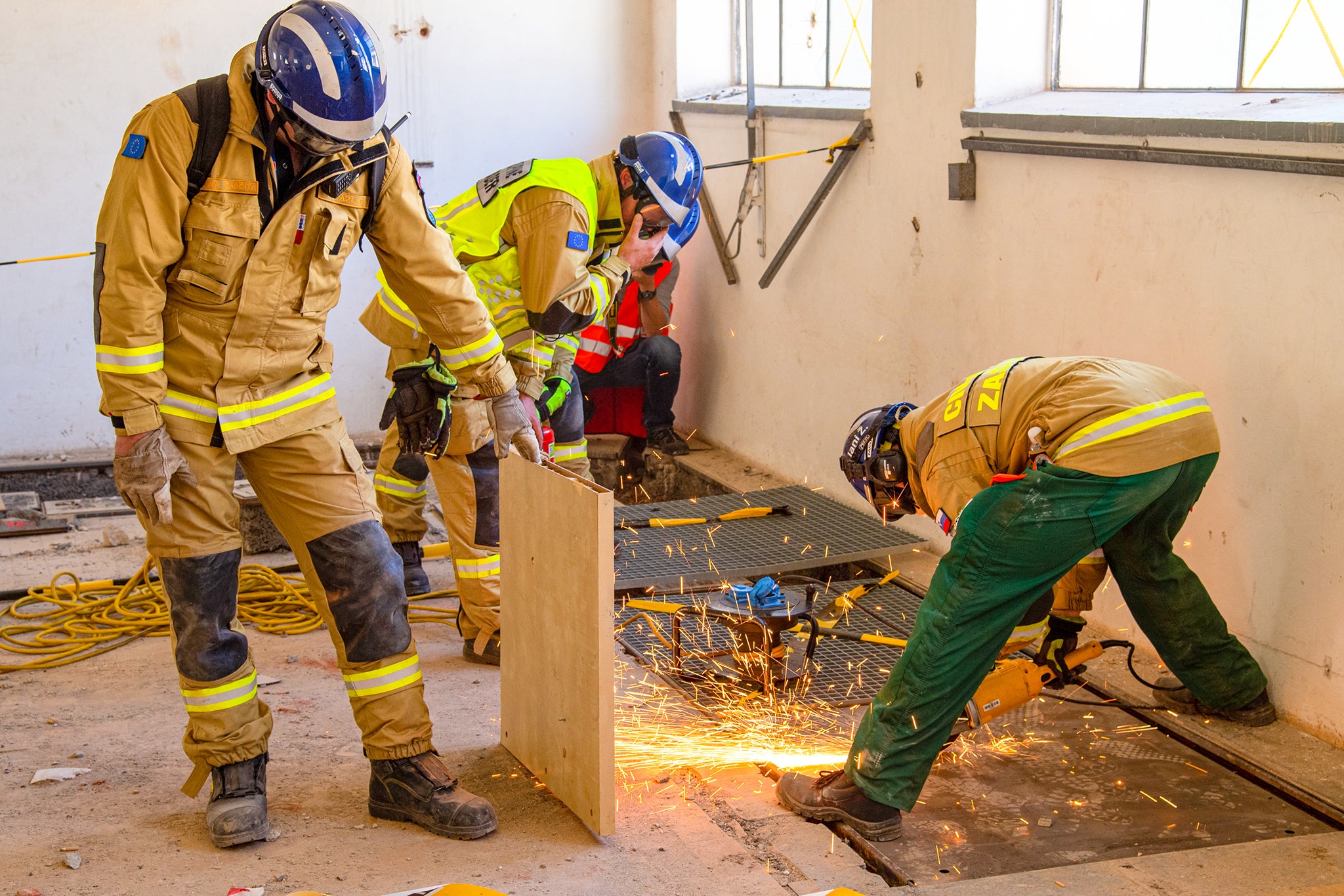 Feuerwehr bei der Arbeit mit schweren Geräten