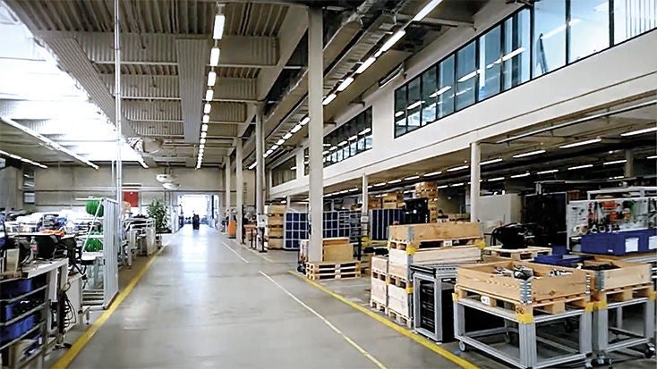 eine Halle mit zahlreichen Kisten