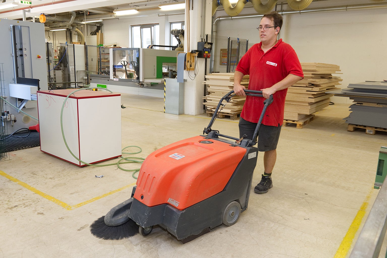 Großflächige Bodenreinigung mit Saugkehrmaschine