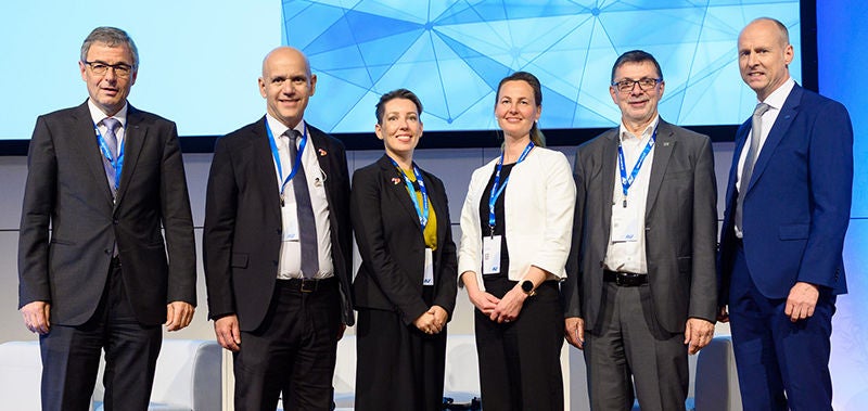 Gruppenfoto mit: Dietmar Reinert, Direktor des Instituts für Arbeitsschutz der DGUV (IFA) | Marcelo Abi-Ramia Caetano, Generalsekretär der IVSS | Bernadette Gemmell, Program Manager 23rd World Congress on Safety and Health at Work | Virpi Stuki, UNIDO | Helmut Ehnes, ISSA Mining | Georg Effenberger, Leiter  der Prävention in der AUVA (v. l. n. r.)