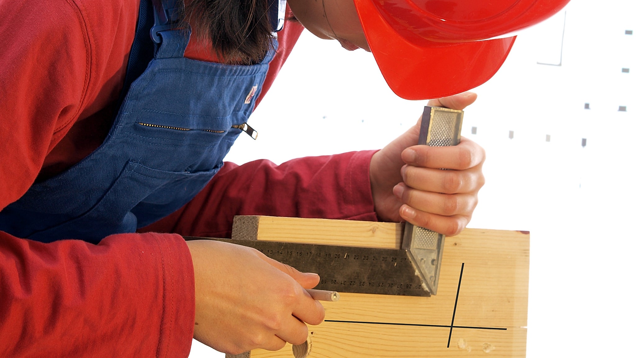 Mädchen bei handwerklicher Arbeit