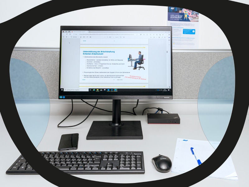 Bildschirmansicht mit optimaler Distanz: Ein Monitor zeigt eine ergonomische Darstellung für Bildschirmarbeitsplätze, dargestellt durch klare Schriftgröße und angenehme Betrachtungshöhe.