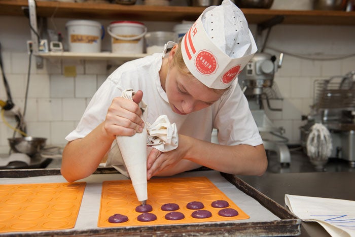 Bäcker bei Schrott bei der Arbeit