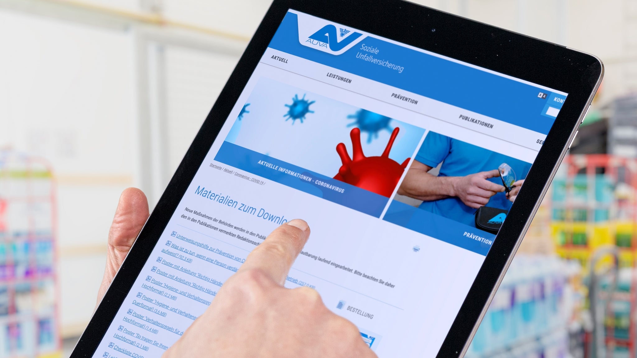 Tablet mit AUVA-Website